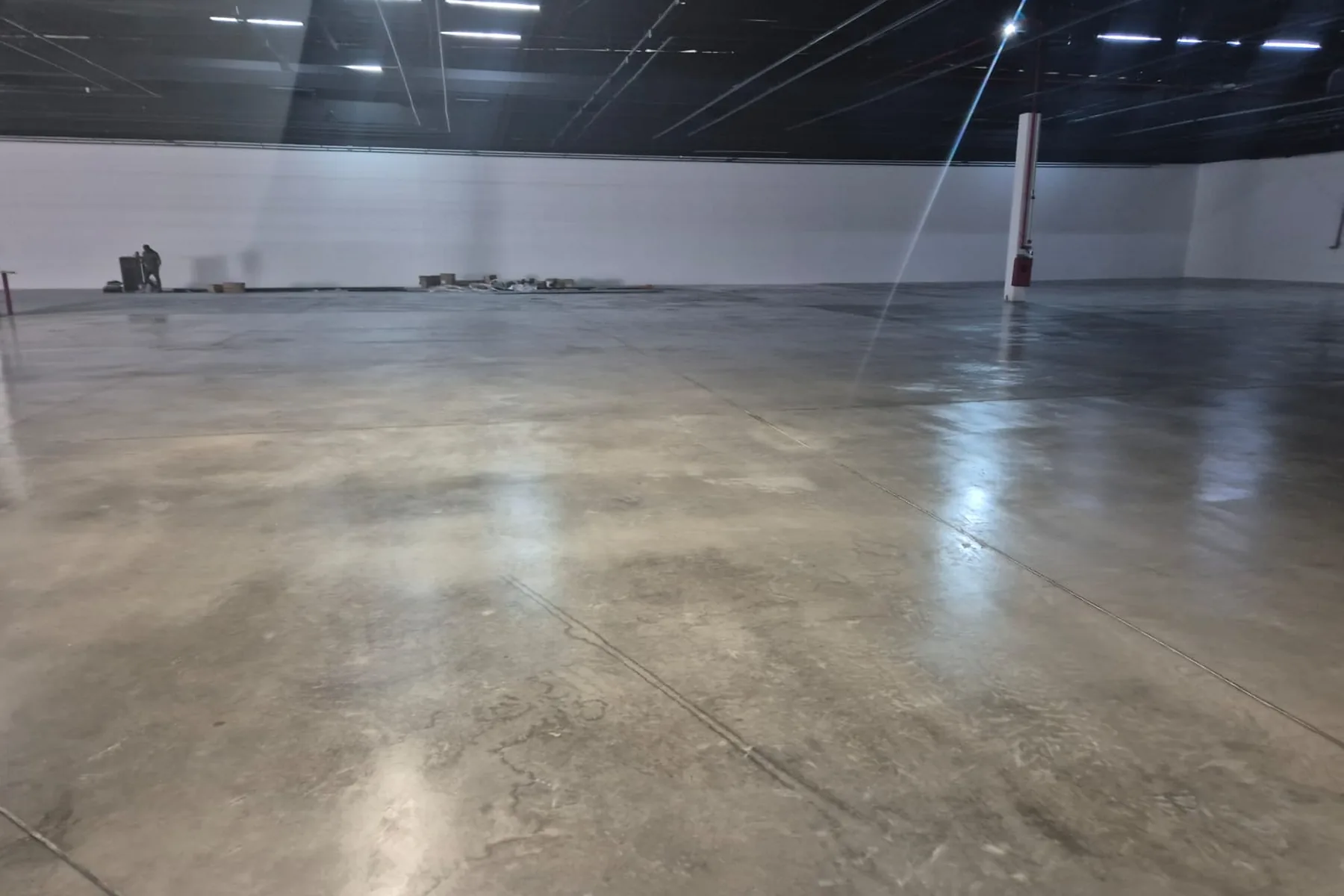Galpão logístico em Brasília com piso de concreto polido executado pela TK7 Engenharia