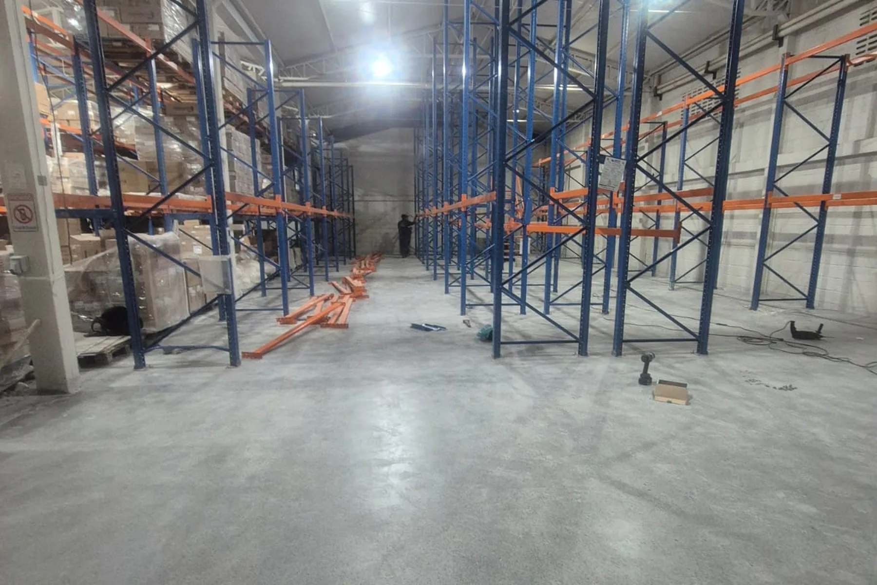 Galpão logístico com porta-paletes montados sobre piso de concreto acabado pela TK7