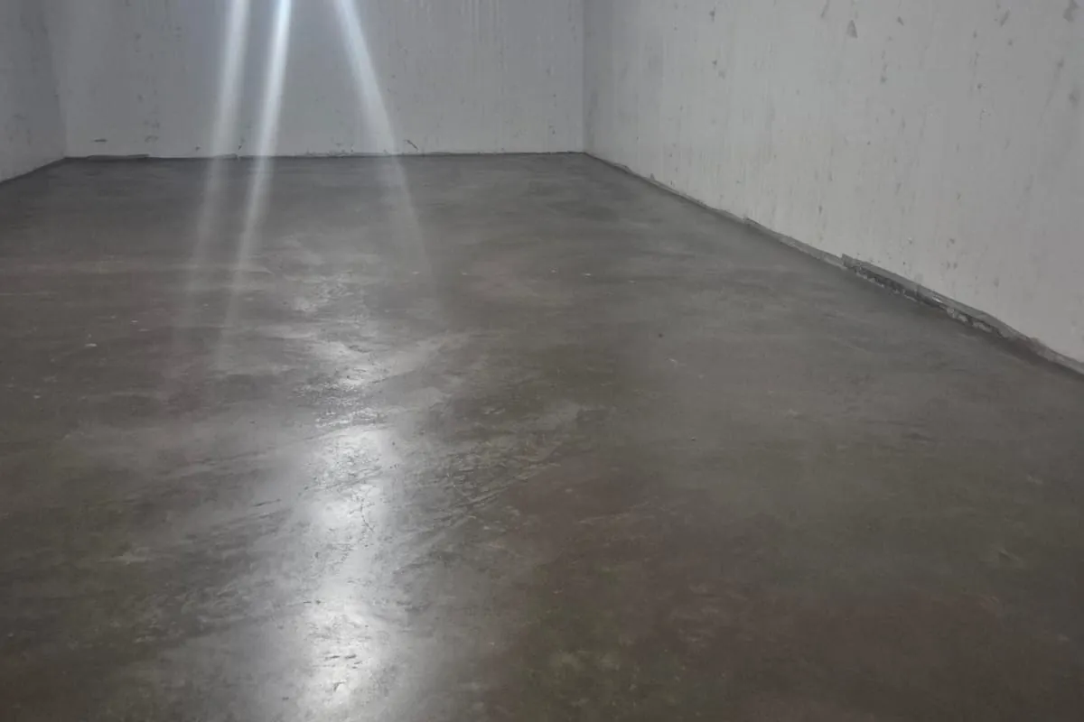 Piso de câmara fria acabado, com paredes em painel isotérmico