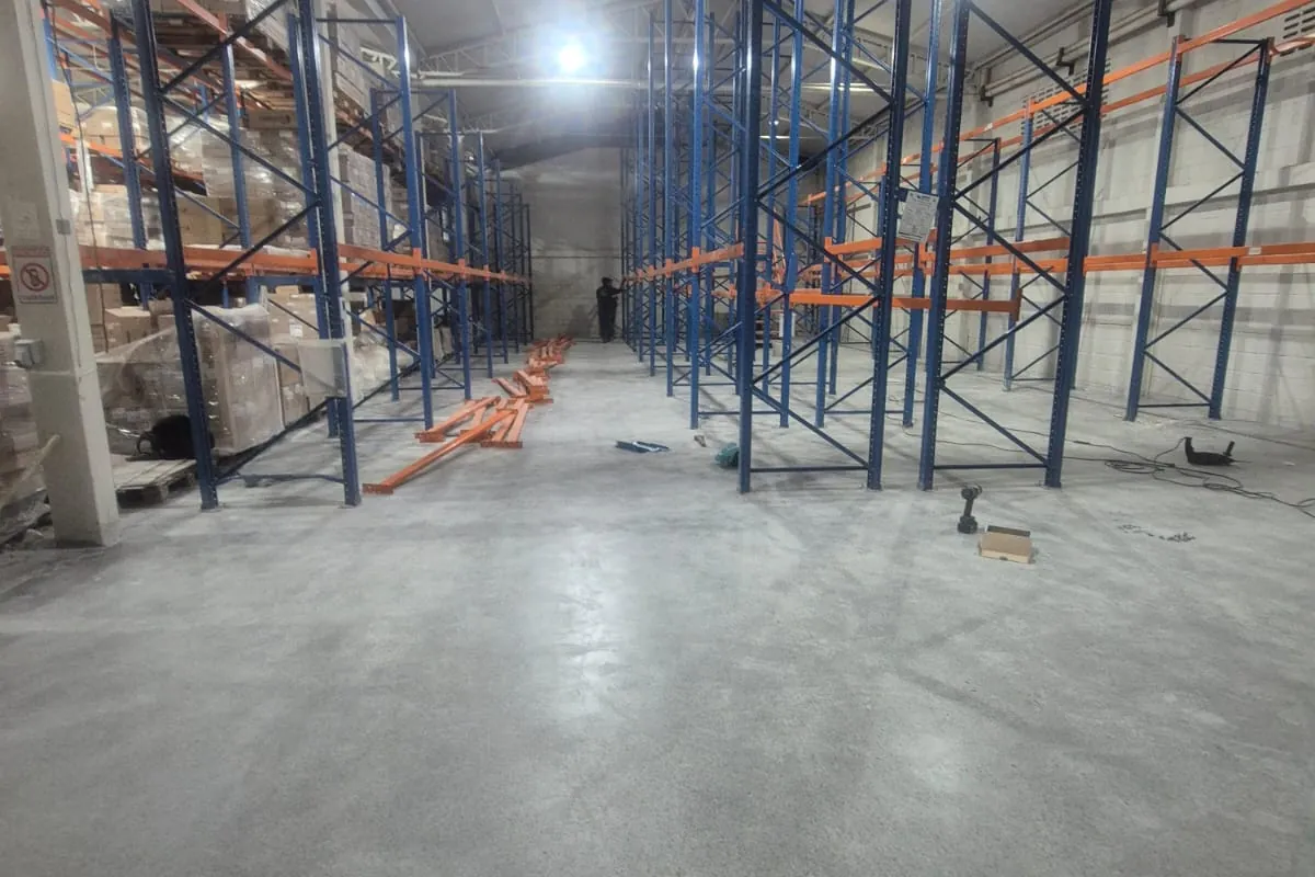 Centro logístico com porta-paletes montados sobre piso industrial acabado