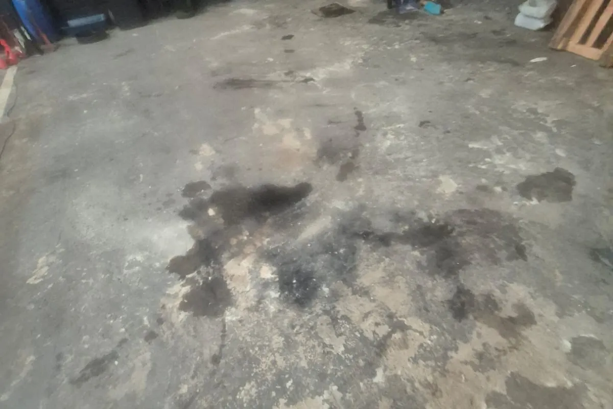 Piso de concreto desgastado, com manchas e superfície deteriorada
