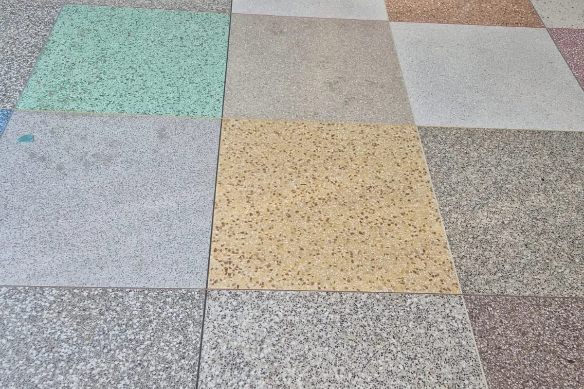 Amostras de granitina em várias cores dispostas sobre o piso