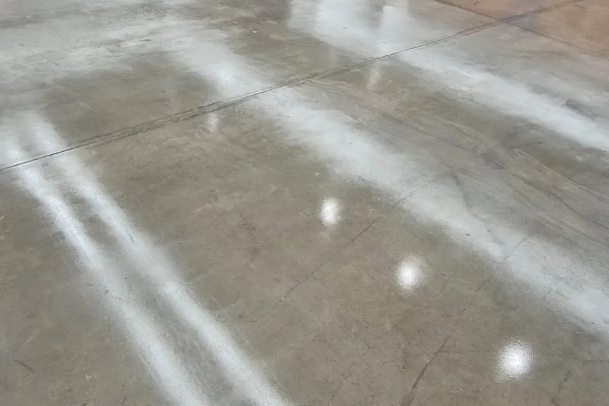 Piso de concreto polido com brilho espelhado em área comercial