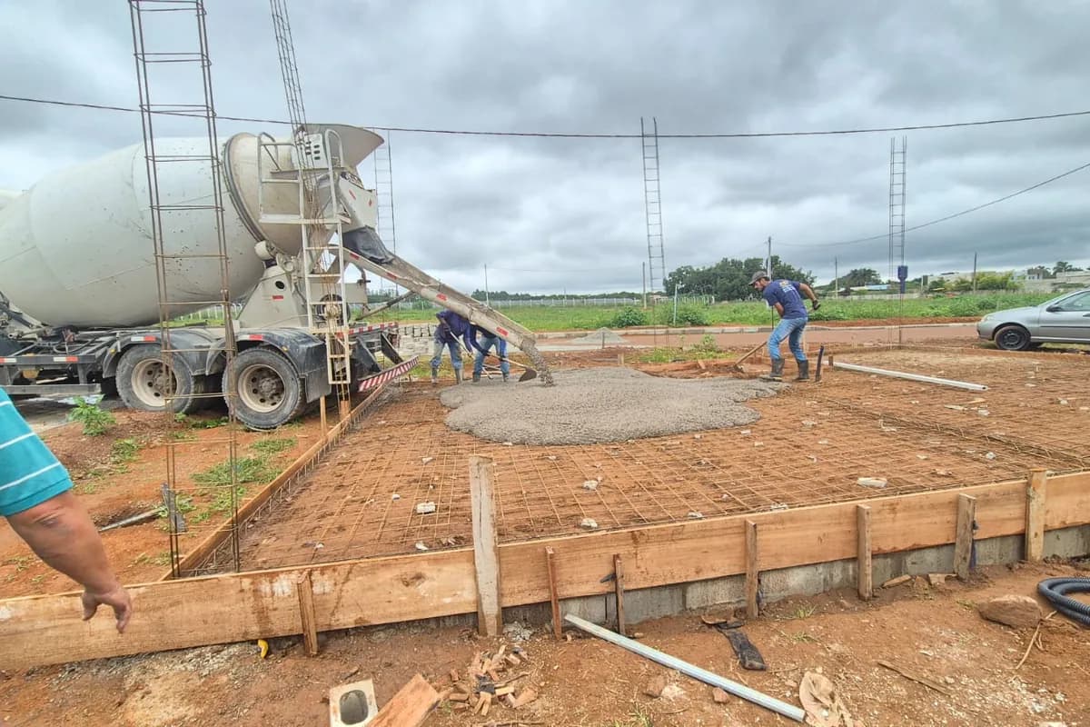 Caminhão betoneira descarregando concreto em obra