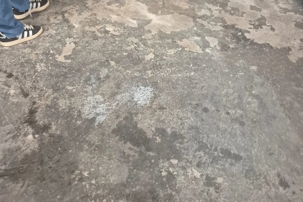 Piso industrial desgastado antes da recuperação, com desplacamento